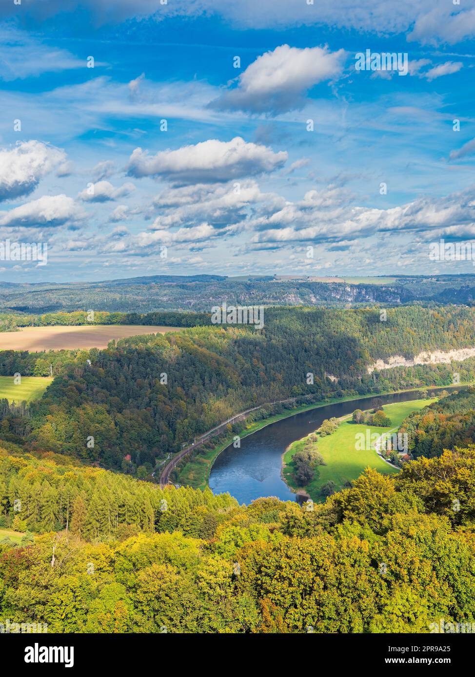 Vue sur l'Elbe jusqu'aux montagnes de grès saxons, Allemagne Banque D'Images