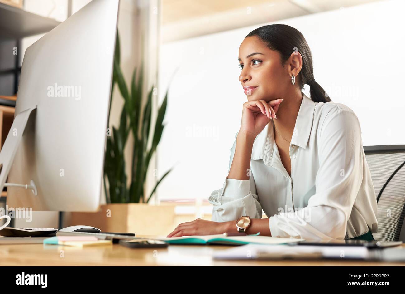 Enfin, cet e-mail a été envoyé à une jeune femme d'affaires utilisant son PC de bureau au travail. Banque D'Images