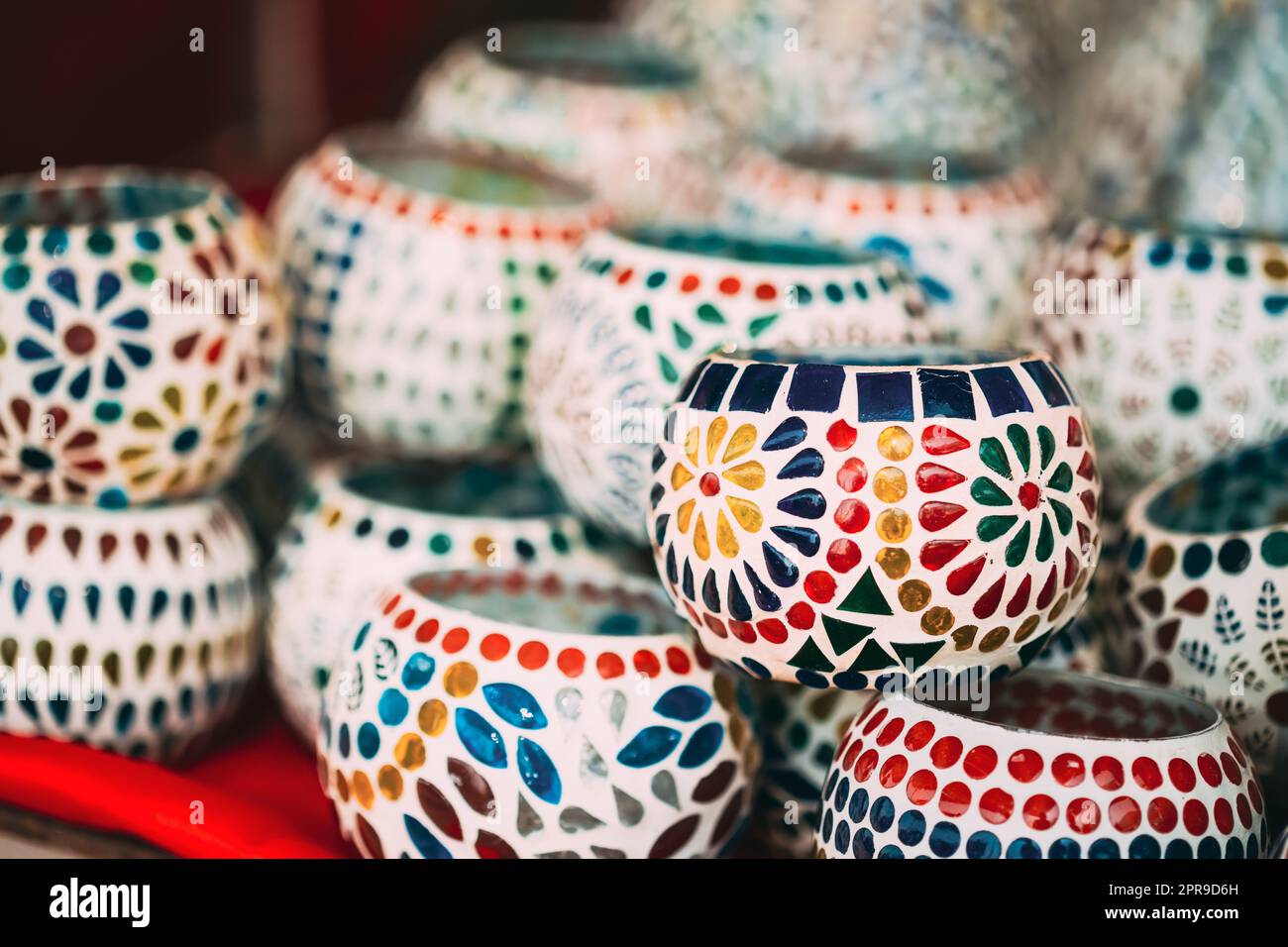 Inde. Marché avec de nombreuses bougies traditionnelles colorées en céramique de mosaïque indienne faite à la main. Souvenirs populaires de l'Inde Banque D'Images