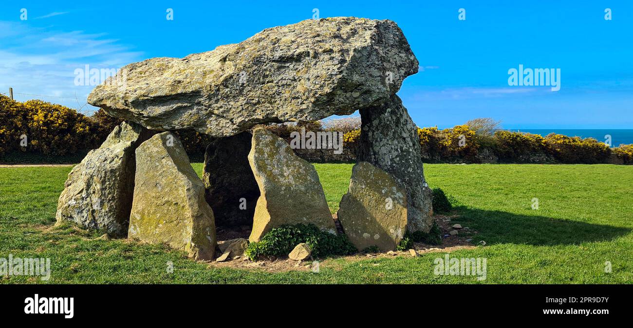 Carreg Samson connu sous le nom de Carreg Sampson, Samson's Stone, ou The Longhouse - Pembrokeshire Coast Path au pays de Galles, au Royaume-Uni Banque D'Images