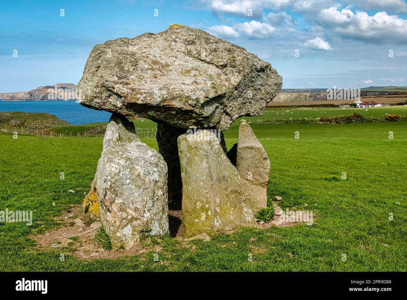 Carreg Samson connu sous le nom de Carreg Sampson, Samson's Stone, ou The Longhouse - Pembrokeshire Coast Path au pays de Galles, au Royaume-Uni Banque D'Images