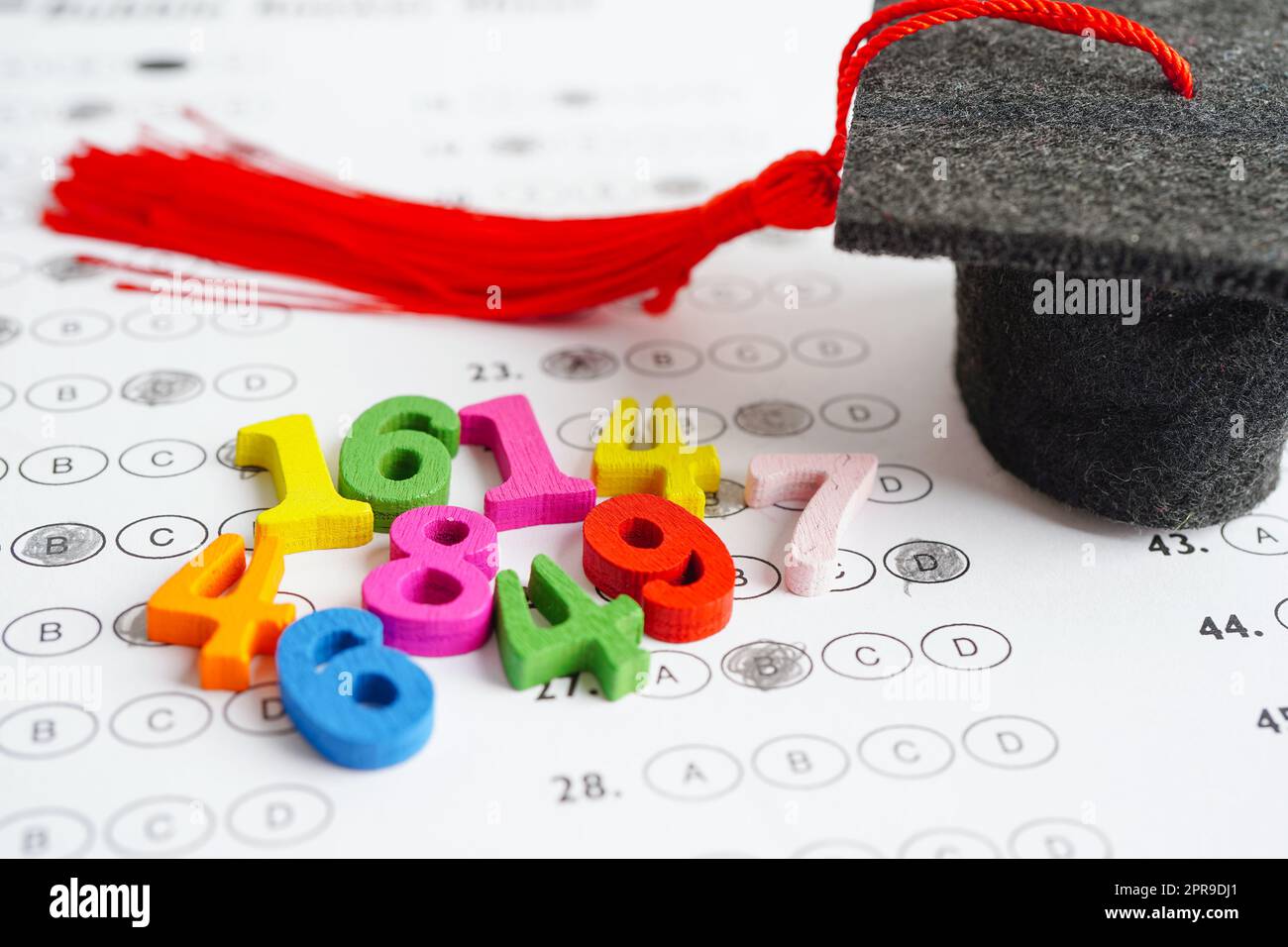 Numéro mathématique avec chapeau d'écart de graduation sur la feuille de réponses choix de test pour l'apprentissage mathématique, concept mathématique d'éducation. Banque D'Images