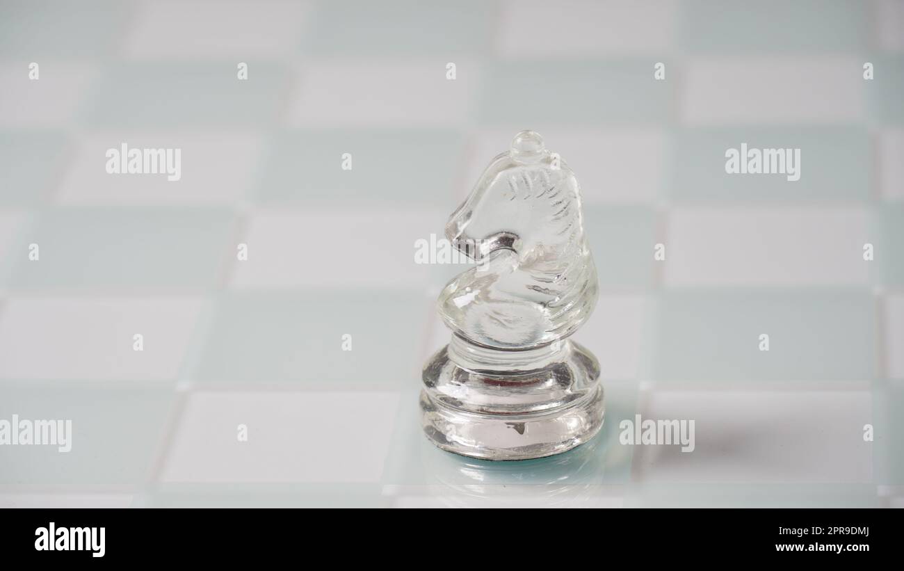 Pièce d'échecs transparent, Knight(Horse). Figure d'échecs transparente sur échiquier. Banque D'Images