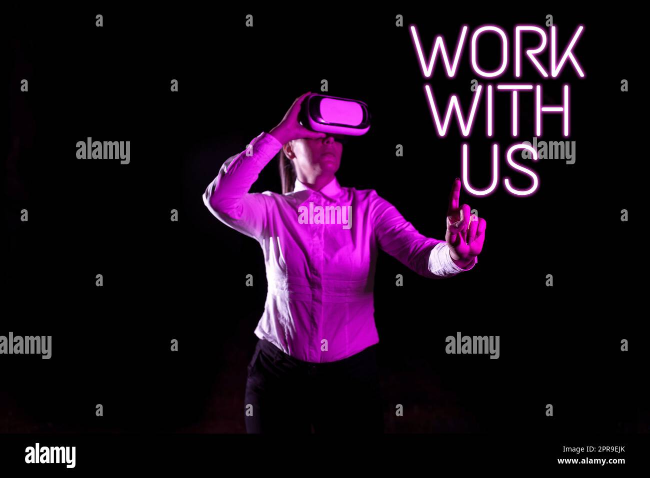Légende de texte présentant le travail avec nous. Mot pour l'invitation à rejoindre une équipe de travail entreprise institution femme utilisant le simulateur de réalité virtuelle et gestuelle pendant la formation. Banque D'Images
