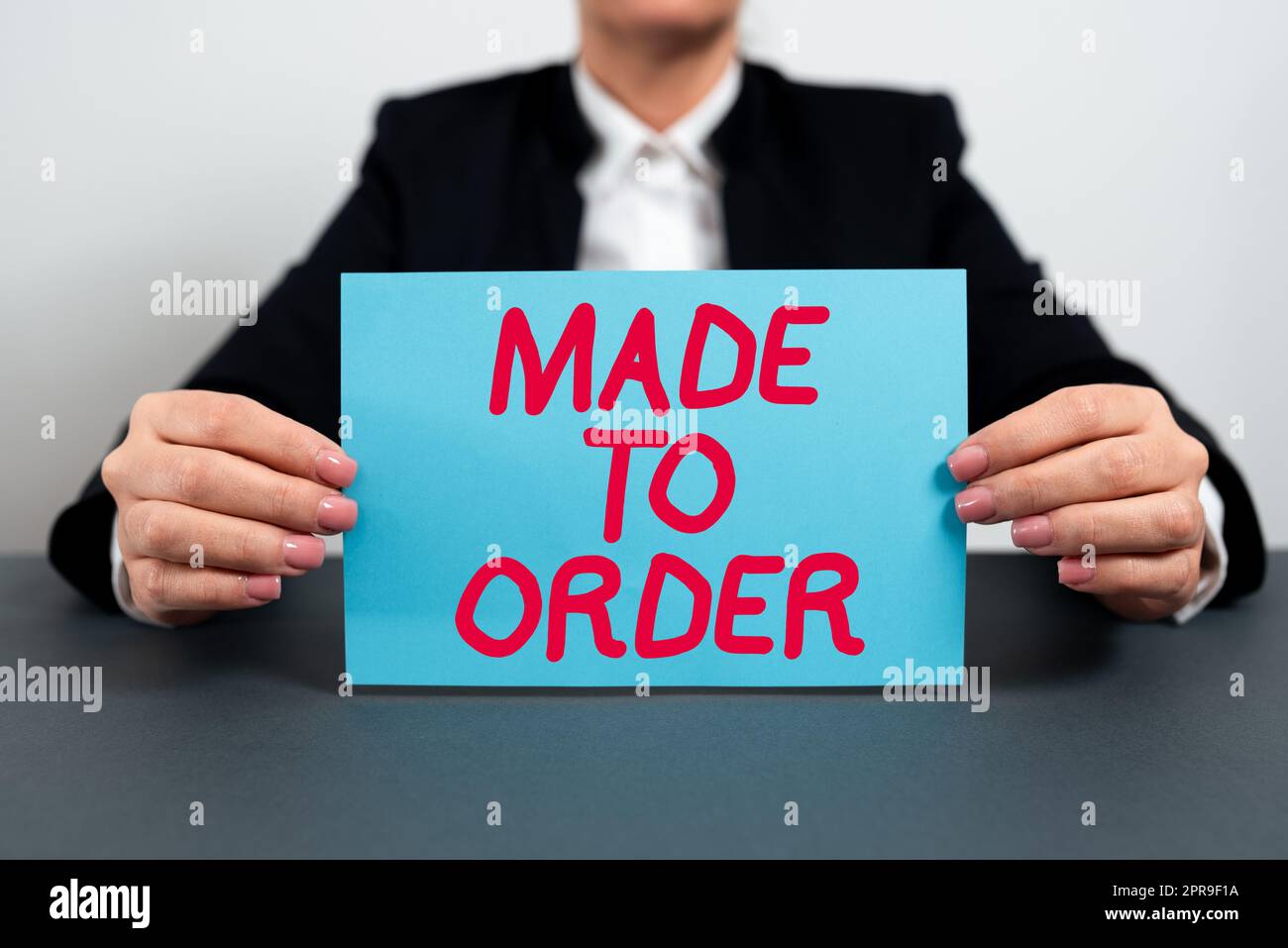 Affiche textuelle indiquant « Made to Order ». Idée d'entreprise quelque chose fait spécialement pour quelqu'un d'authentique femme d'affaires sur mesure tenant une note avec message important sur Office Desk. Banque D'Images