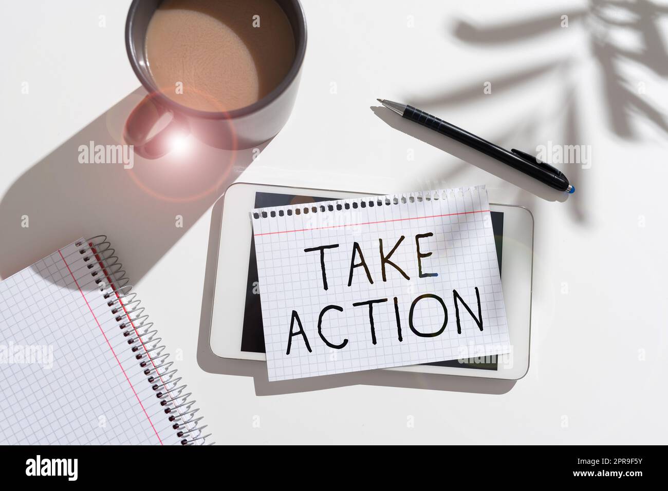 Écriture manuscrite prendre des mesures. Mot écrit sur l'appui de ce que vous dites non seulement des mots mais par des preuves nouvelles tardives écrit sur Note sur tablette sur le bureau avec café, stylo et bloc-notes Banque D'Images