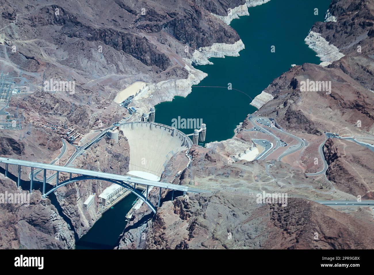 Le barrage et le réservoir du barrage Hoover de l'avion. Banque D'Images