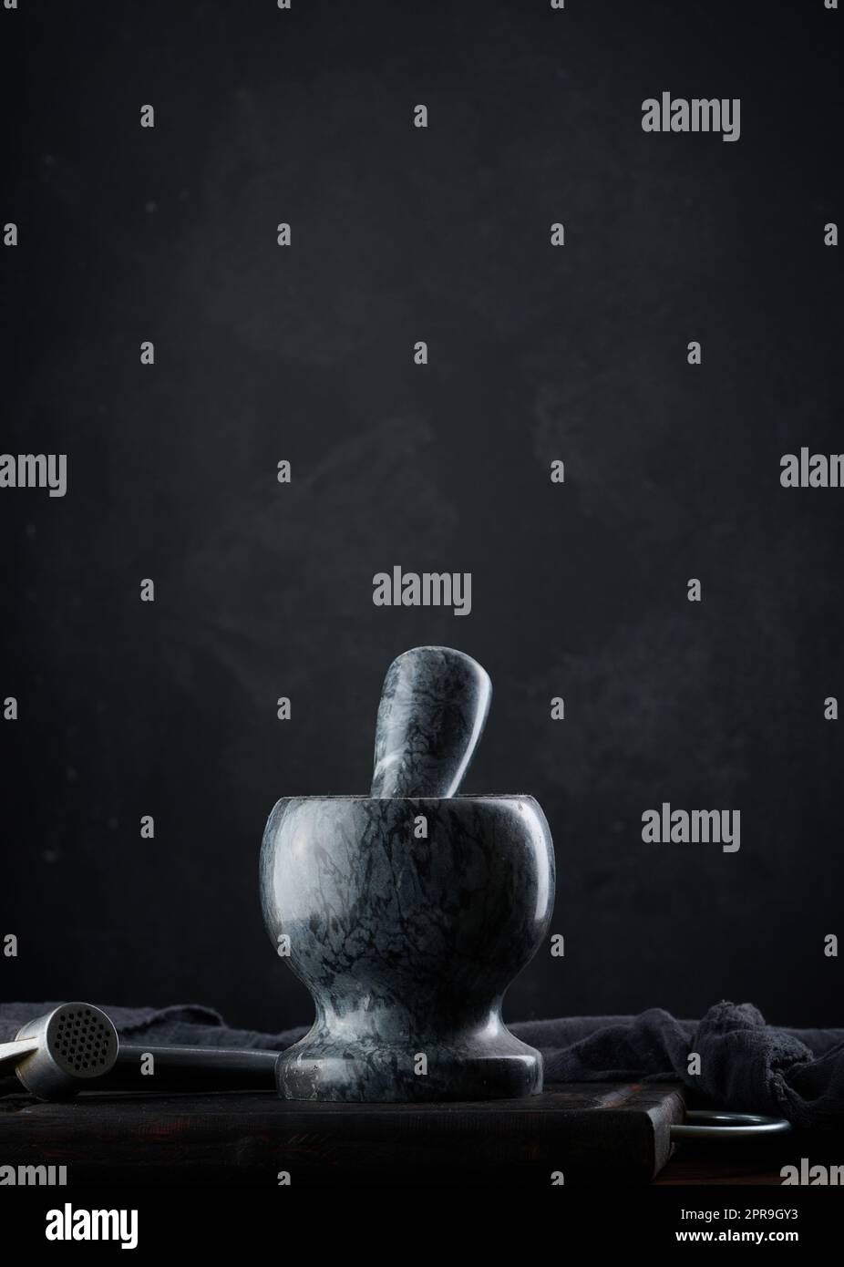 Mortier en pierre noire sur une table en bois Banque D'Images