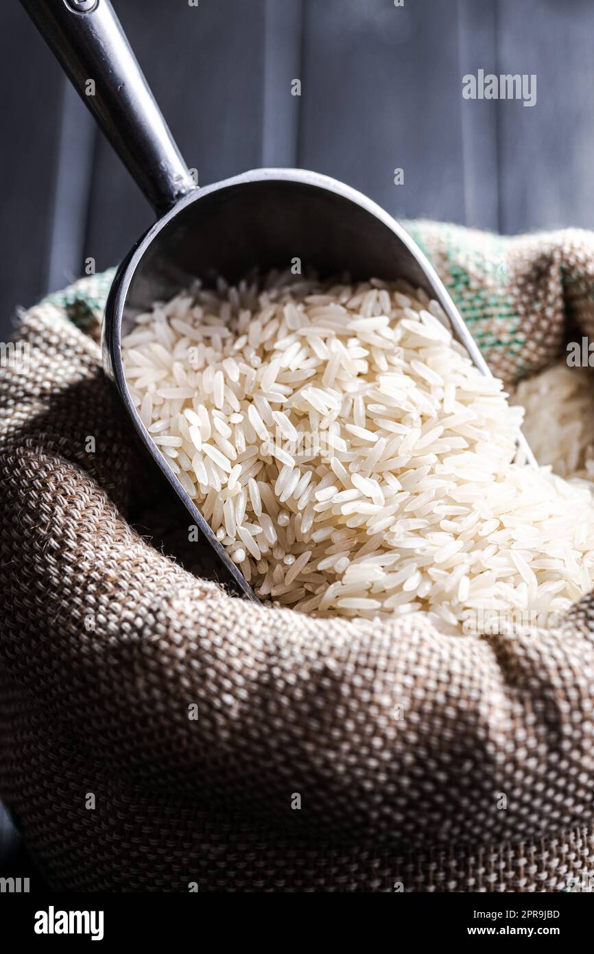 Les grains de riz long grain blanc en sac de toile Photo Stock - Alamy