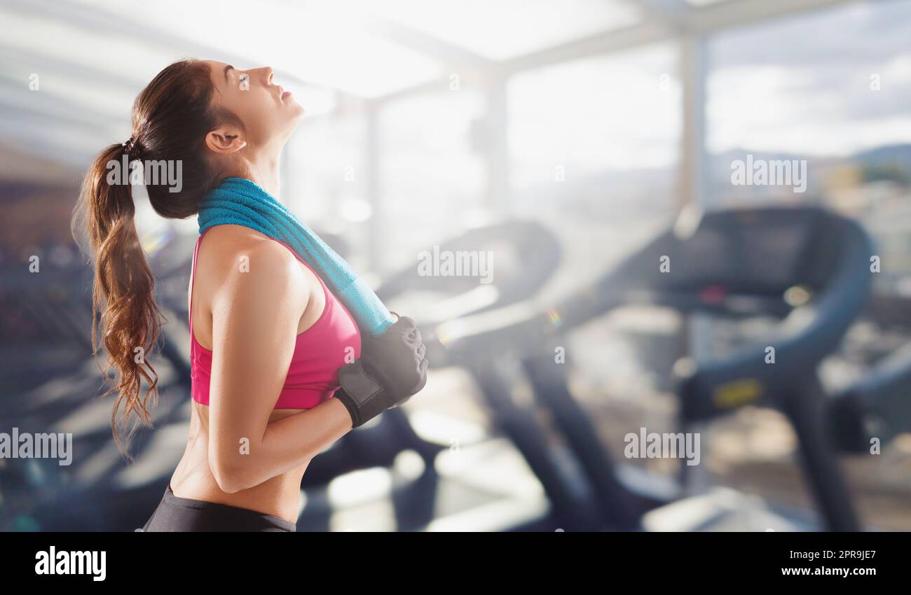 Femme à la salle de gym prête à commencer la leçon de fitness Banque D'Images