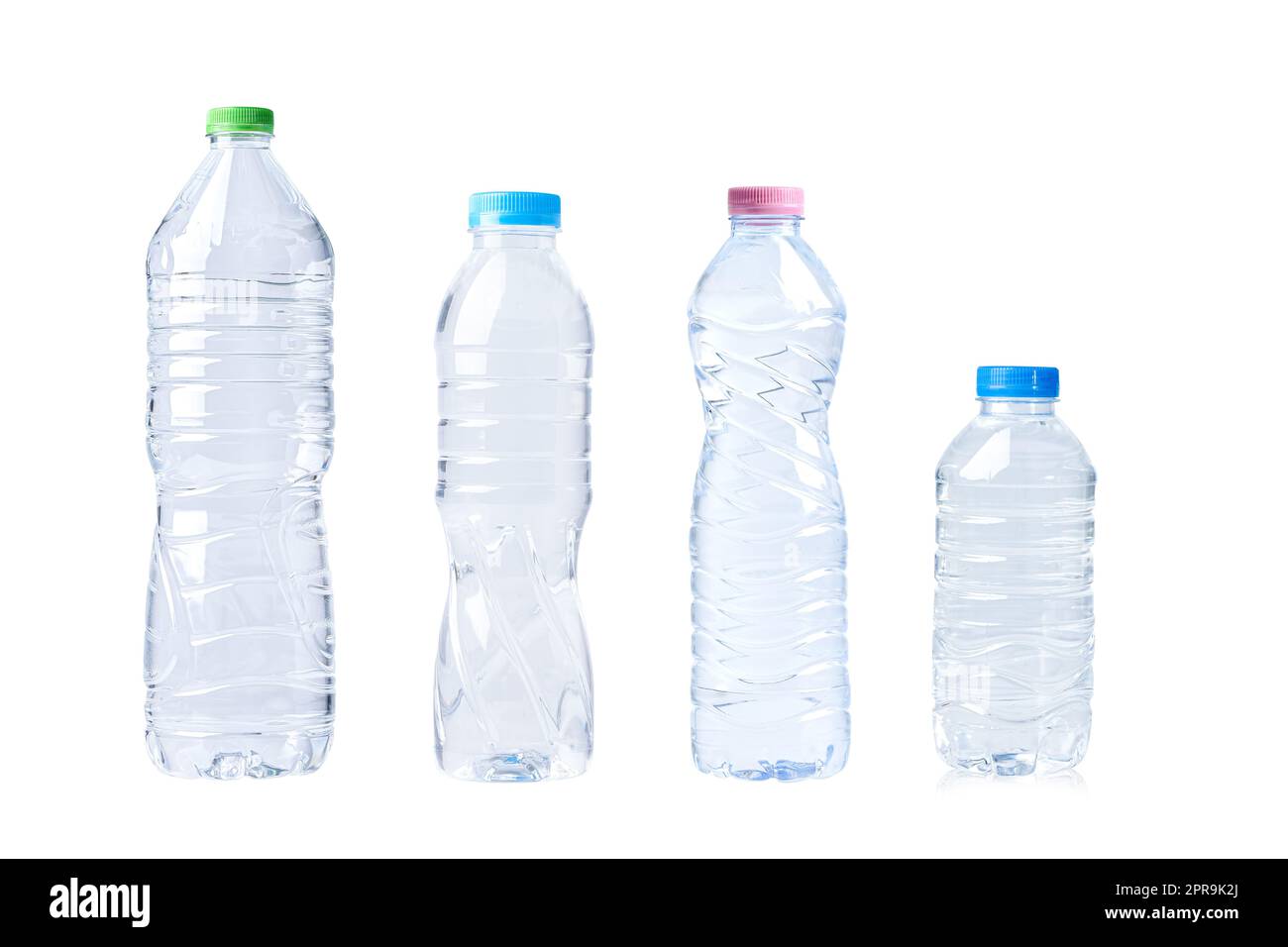 Bouteille d'eau en plastique pour boisson isolée sur fond blanc. Banque D'Images