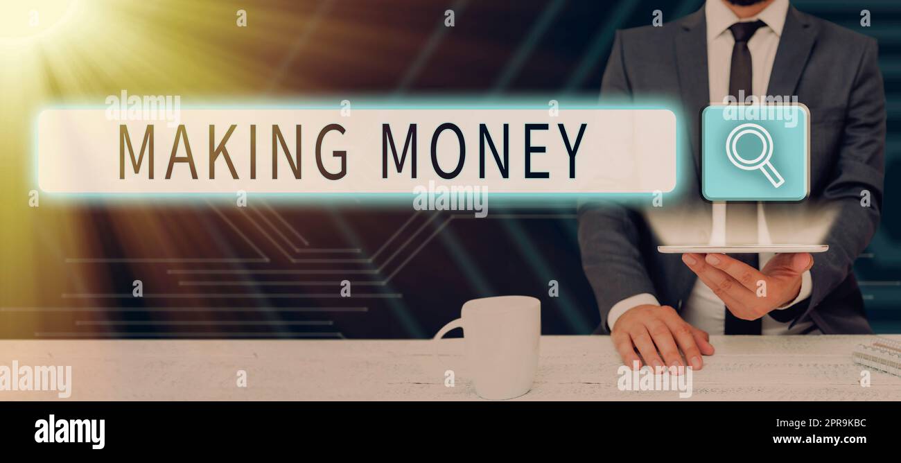 Écriture affichant du texte faisant de l'argent. Vitrine d'affaires donnant la possibilité de faire un profit gagner un soutien financier Homme avec tablette montrant Une barre de recherche et d'explorer des informations cruciales. Banque D'Images