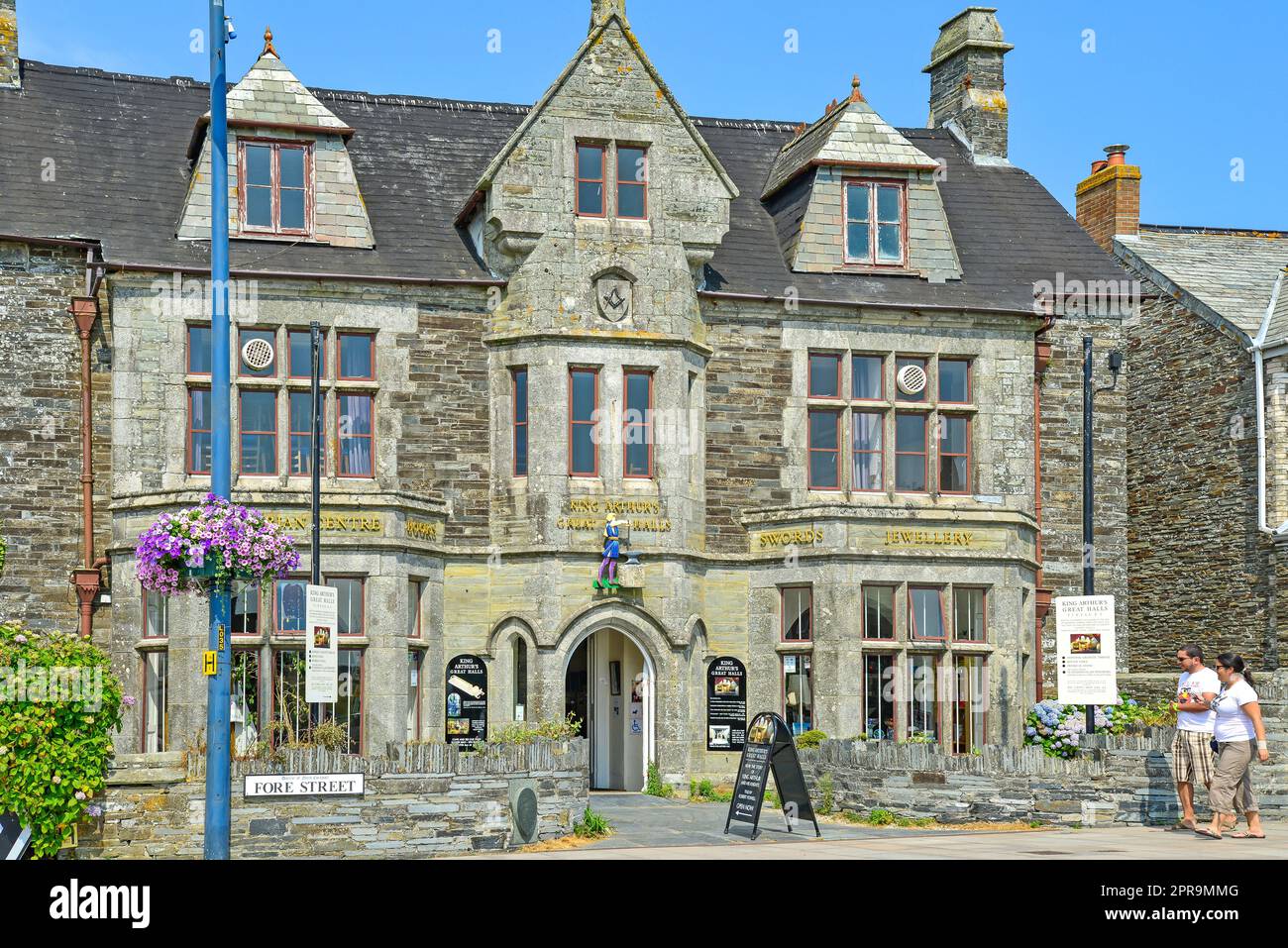 'King Arthur's grande attraction des halls, Fore Street, Tintagel, Cornwall, Angleterre, Royaume-Uni Banque D'Images