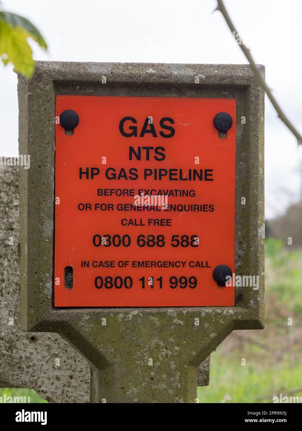 Marqueur indiquant l'emplacement d'un gazoduc NTS HP (National transmission System) principal gazoduc sous la surface dans l'Oxfordshire, Royaume-Uni. Banque D'Images