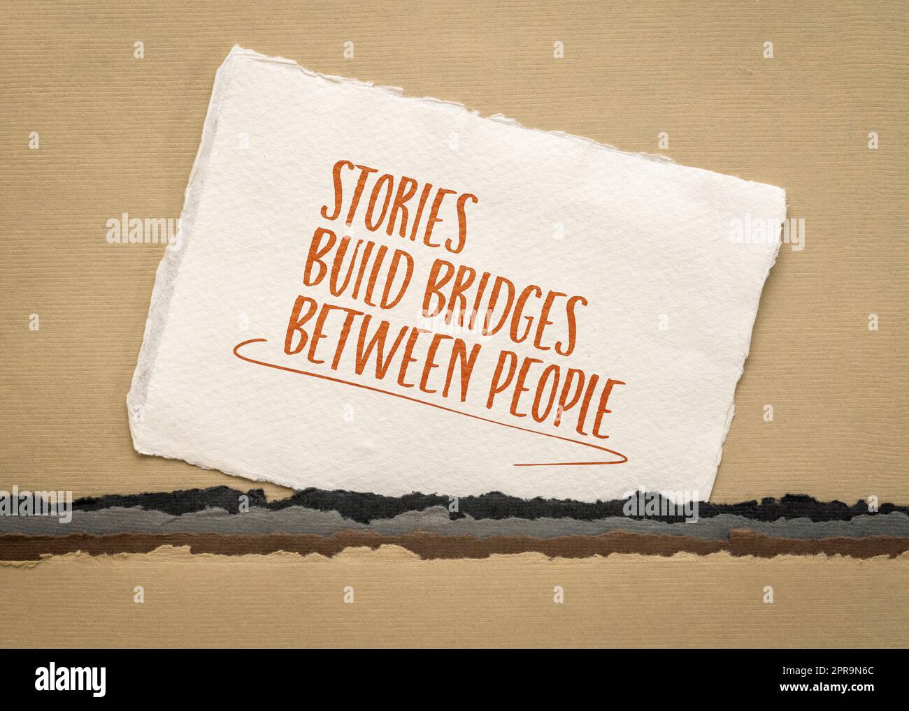 les histoires construisent des ponts entre les gens, message d'inspiration sur un papier d'art, concept de communication Banque D'Images
