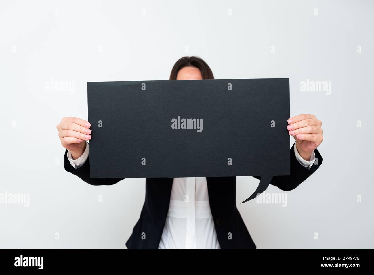 Femme d'affaires tenant une bulle de discours avec des messages importants. Femme présentant des informations de base sur le ballon de dialogue. Lady montrant des mises à jour récentes sur papier. Banque D'Images