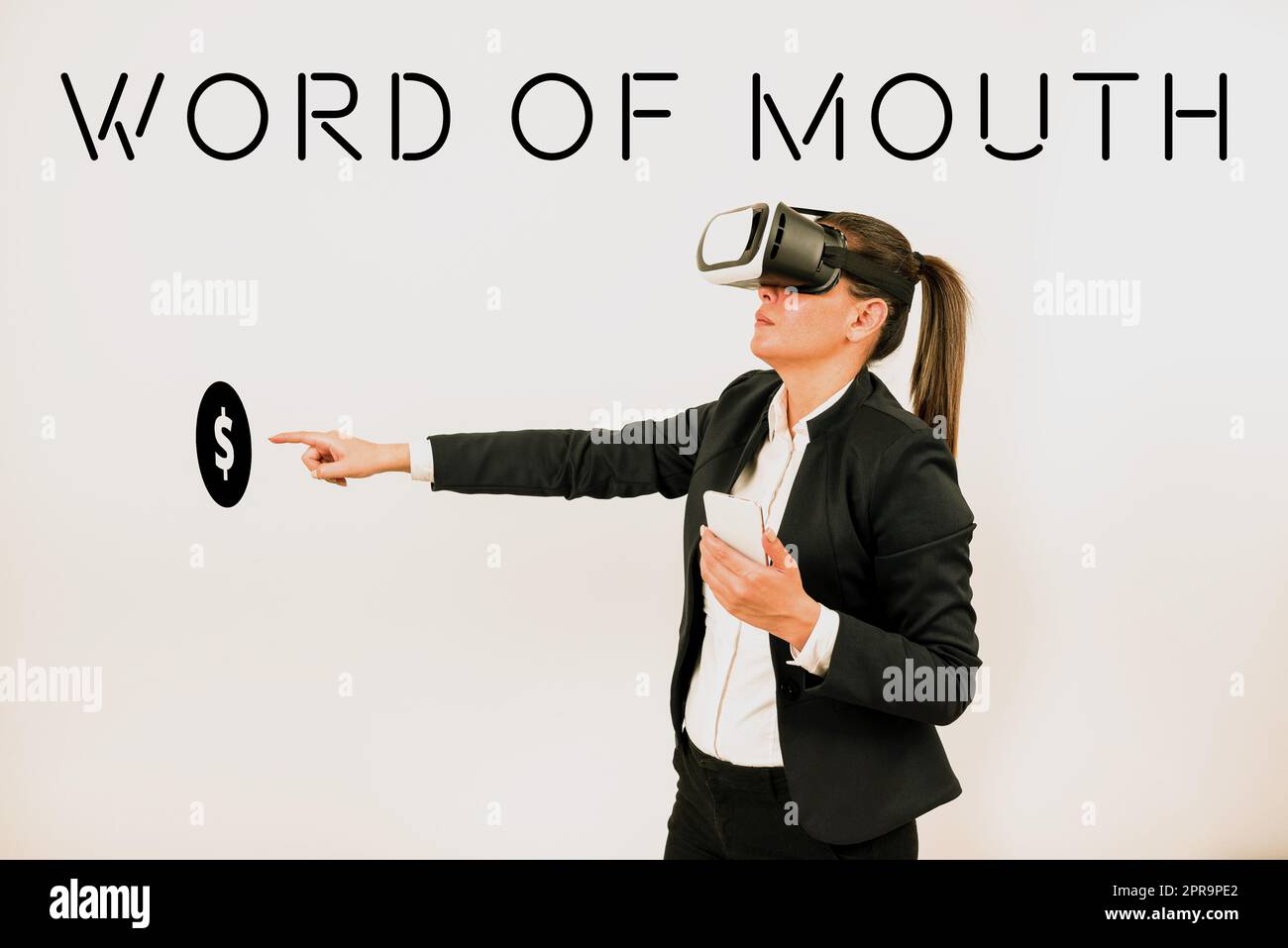Légende conceptuelle Mot de bouche. Internet concept diffusion orale de l'information Storytelling Viva Voice Femme tenant le téléphone mobile, portant des lunettes VR et pointant sur Nouvelle idée. Banque D'Images