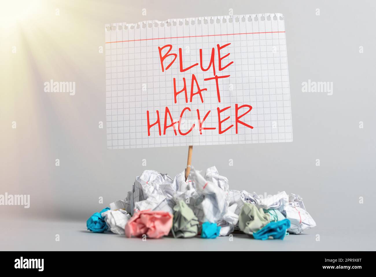 Affiche textuelle montrant Blue Hat Hacker. Société de conseil conceptuelle de personne de photo qui bug système avant son lancement papier encapsule autour des informations importantes épinglées sur la pièce de bois. Banque D'Images