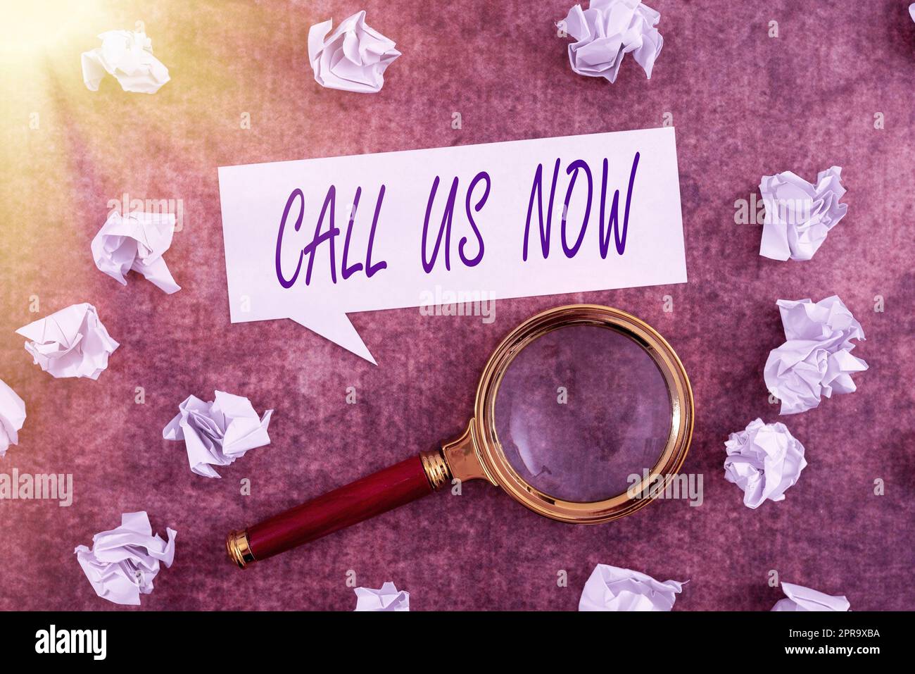 Légende de la présentation appelez-nous dès maintenant. Internet concept communiquer par téléphone pour contacter le service d'assistance assistance assistance parole Fiche à bulles avec des papiers froissés et une loupe sur bois. Banque D'Images