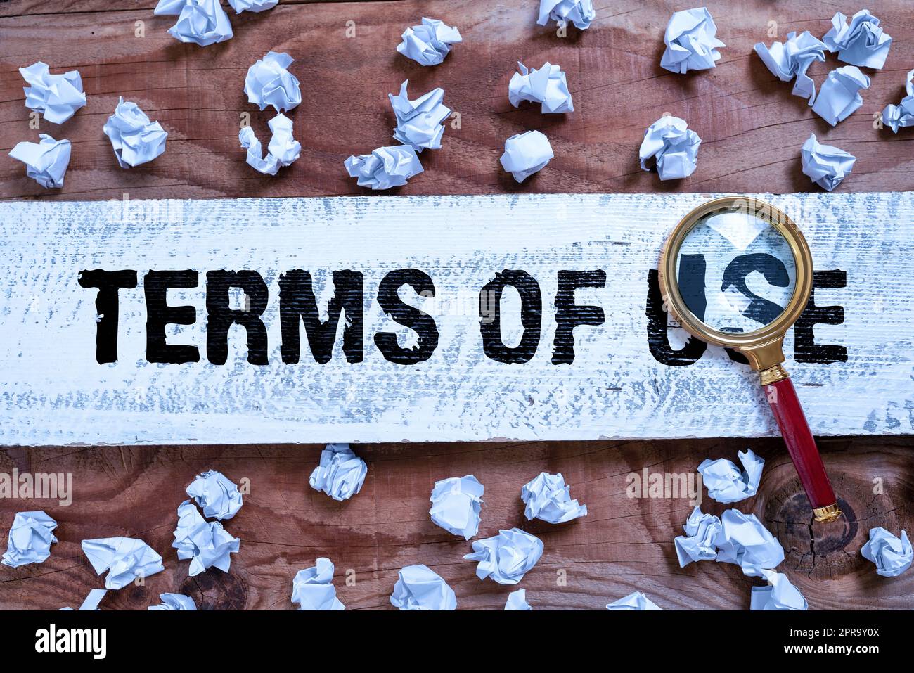 Affiche textuelle indiquant les conditions d'utilisation. La photo conceptuelle a établi des conditions pour utiliser quelque chose politiques accords idées importantes sur la pièce de bois avec loupe et papier enroulés autour. Banque D'Images
