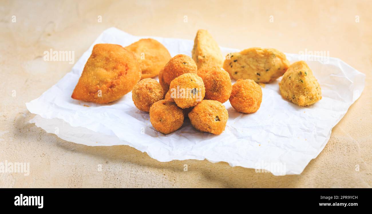 Nourriture pour les doigts et la rue - assortiment de boulettes de riz Arancini, de boulettes de caillé frites, de tartes à la morue Banque D'Images