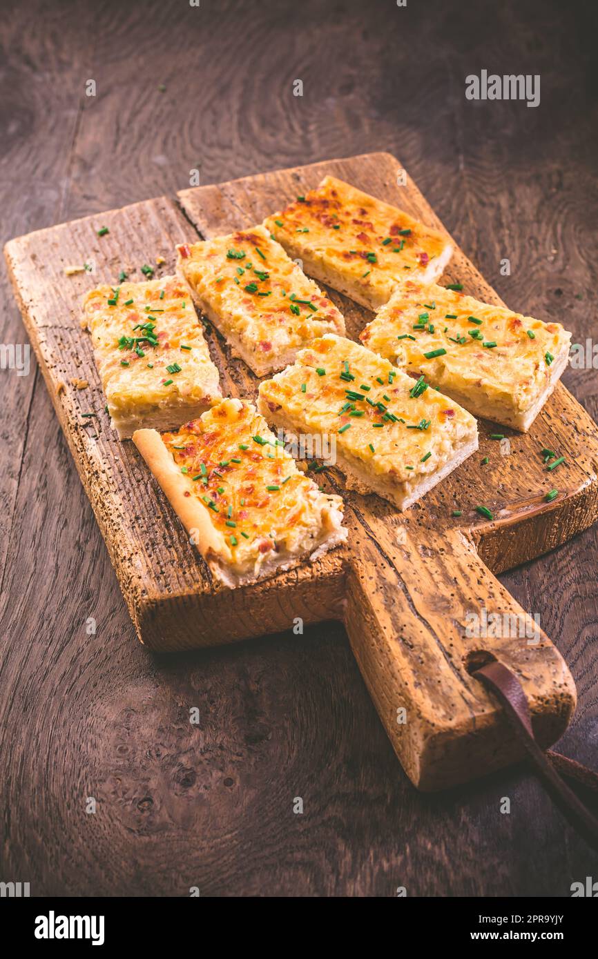 Gâteau à l'oignon (Zwiebelkuchen) - gâteau à l'oignon allemand maison et salé ou tarte aux oignons et au bacon cuits à la vapeur Banque D'Images