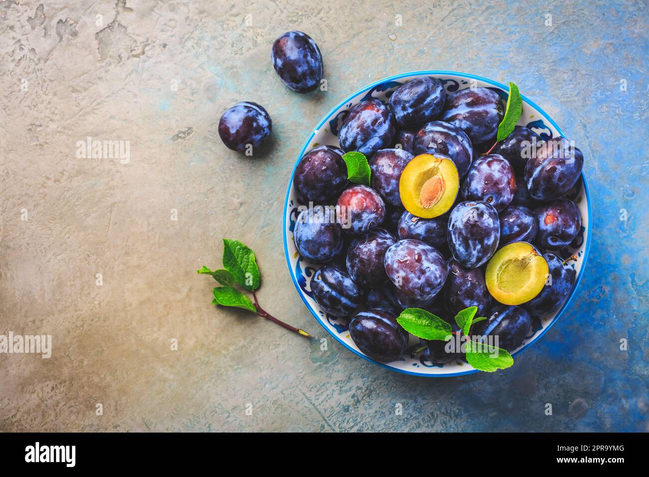 Pruneaux fraîchement cueillies (Zwetschgen) fruits dans un bol Banque D'Images