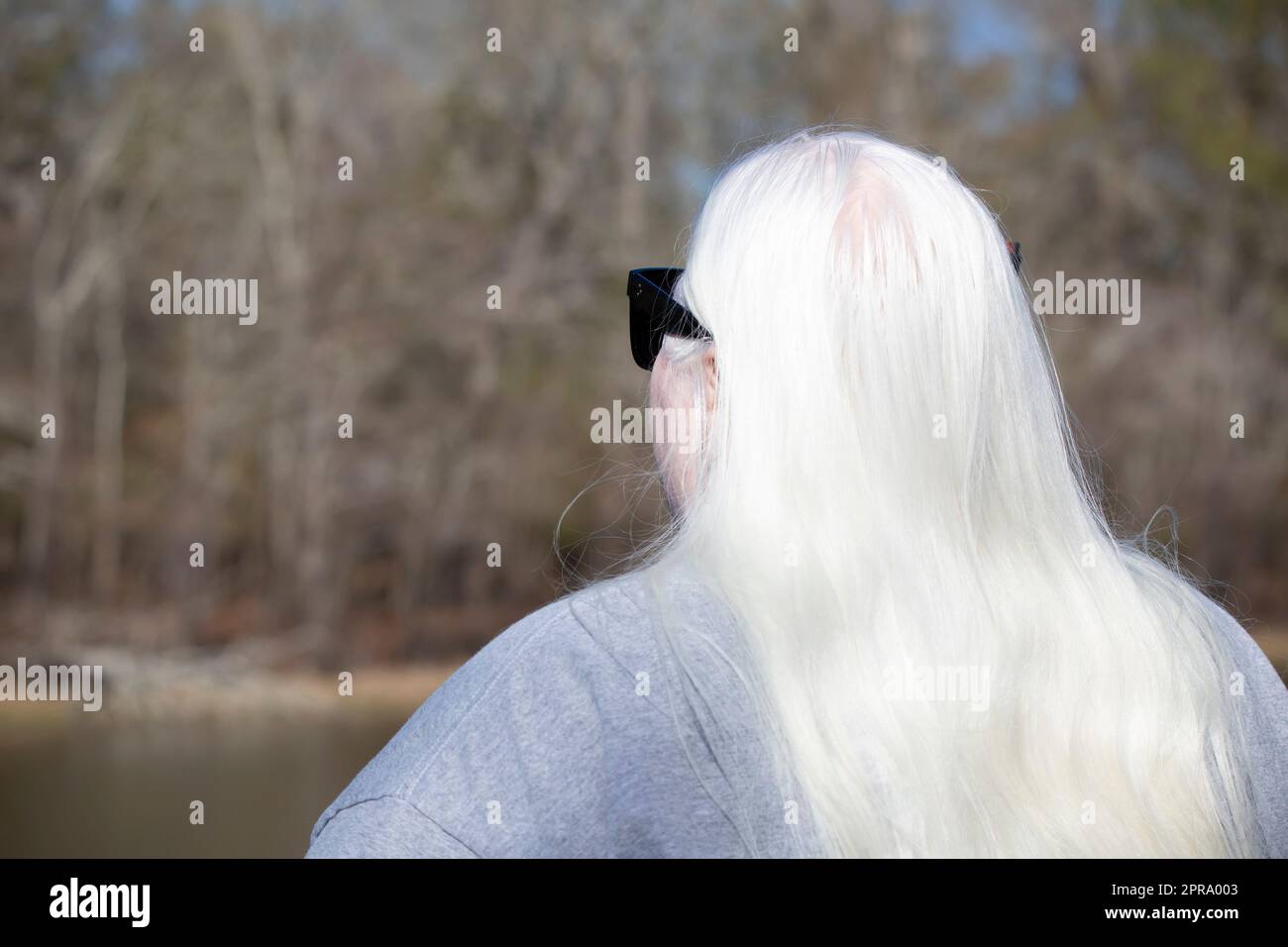 Femme aux cheveux blancs près d'un lac Banque D'Images