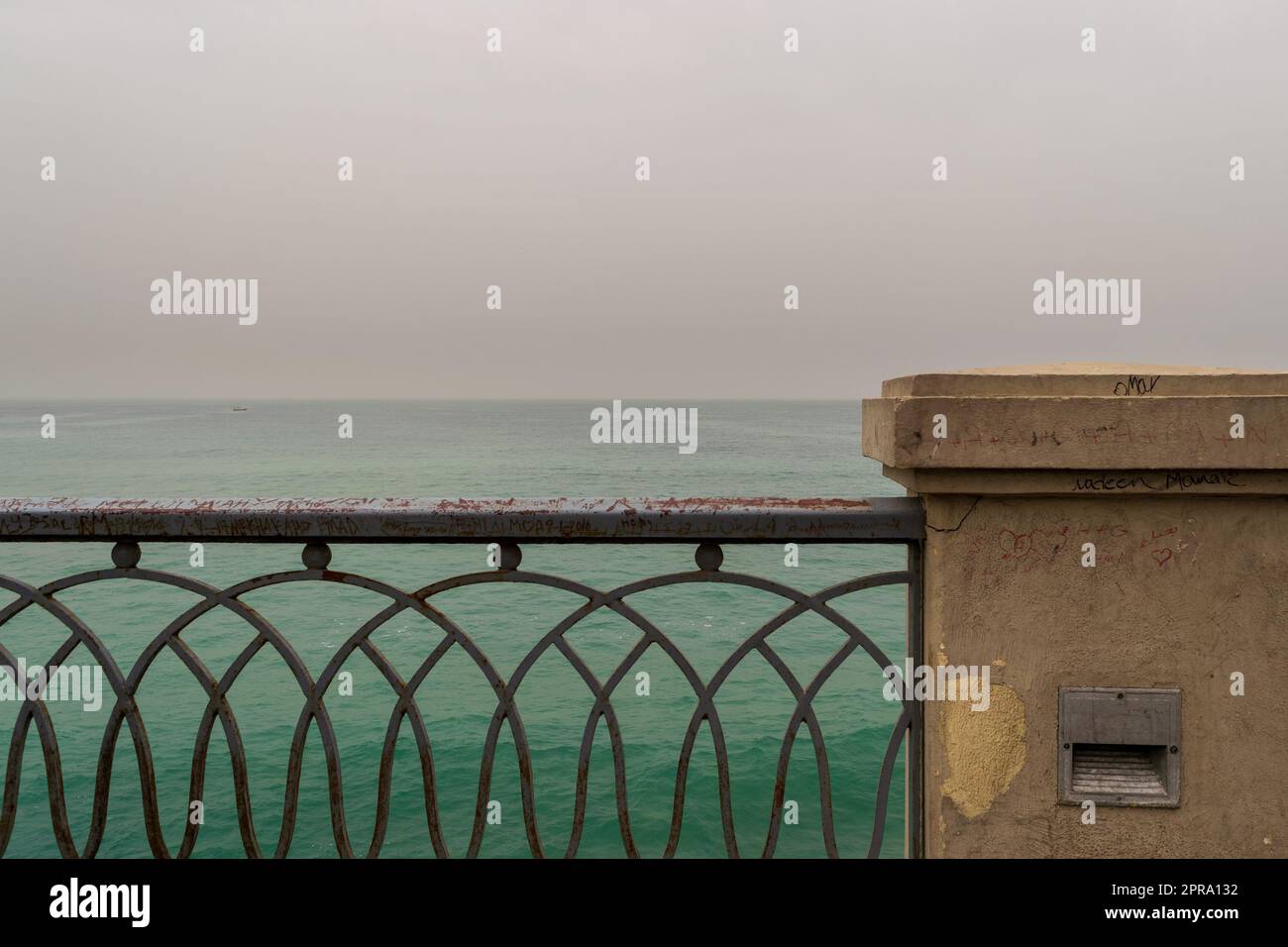 Clôture de protection en métal rouillé décorée d'un pont au bord de la mer Méditerranée Banque D'Images