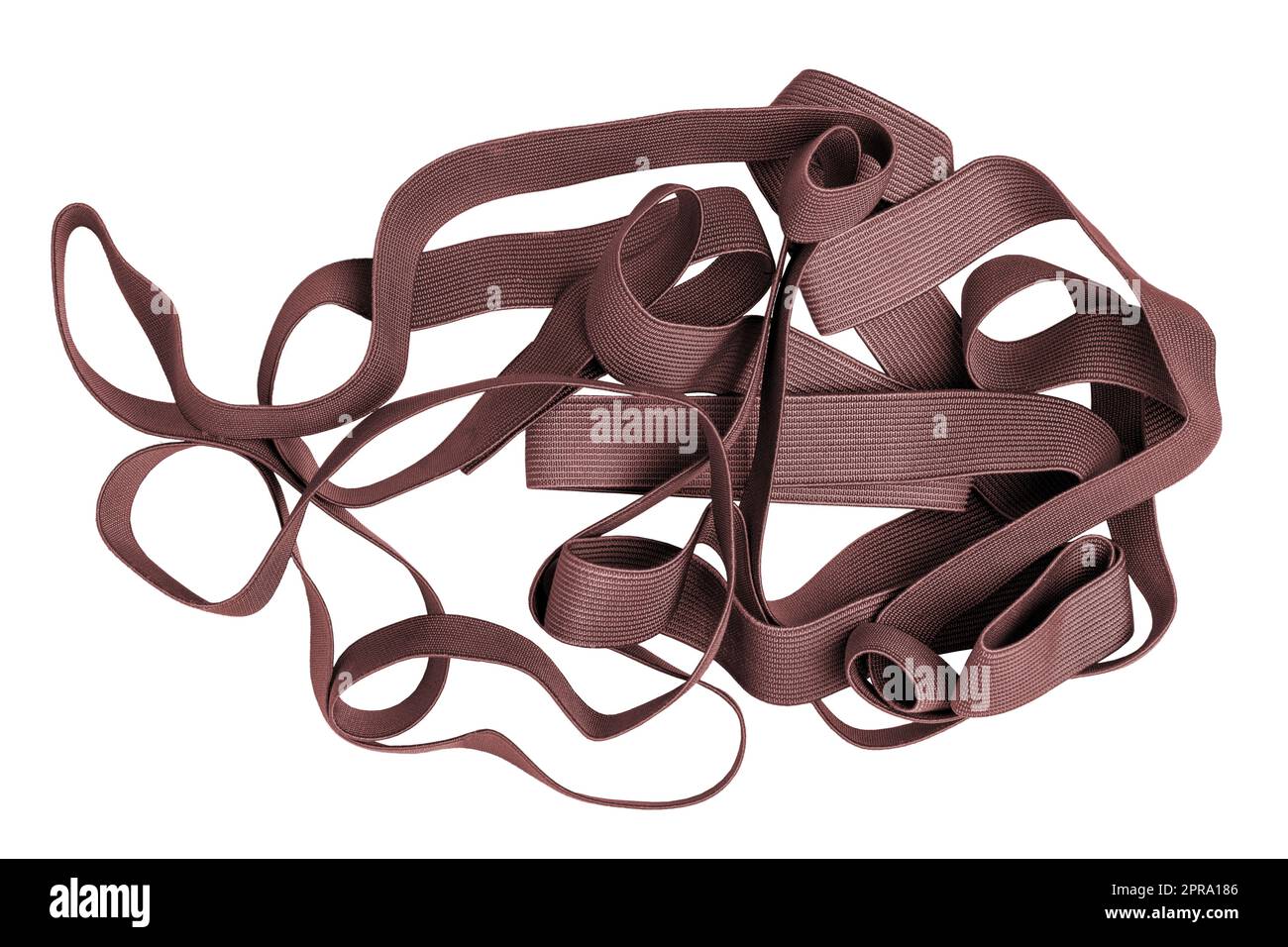 Bande élastique isolée. Gros plan d'une pile de ruban brun rouge pour coudre des vêtements isolés sur un fond blanc. Utilisé dans la fabrication et la réparation de vêtements. Macro. Banque D'Images