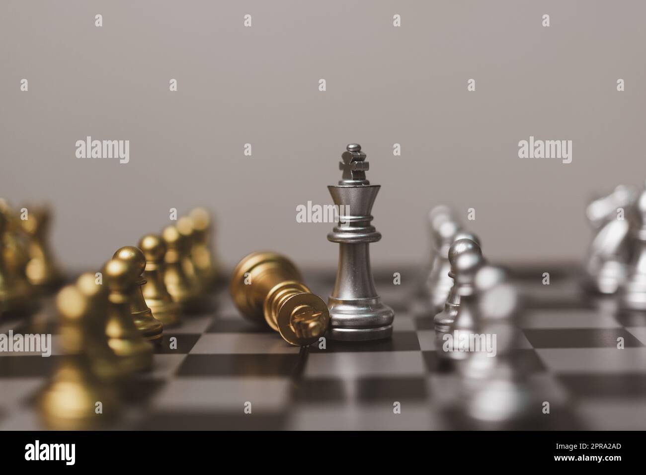 jeu d'échecs stand sur chessboard.Business stratégie travail d'équipe succès concept d'investissement. Banque D'Images