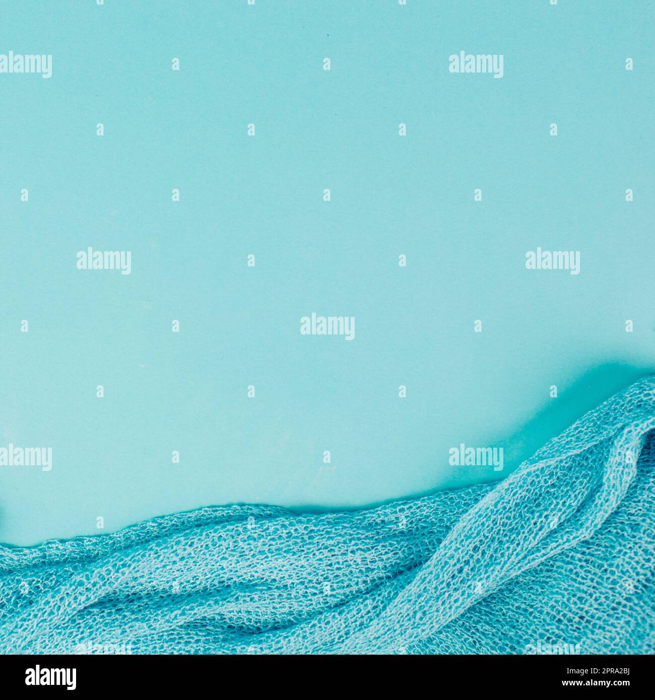 Arrière-plan bleu avec un tissu tissé, espace de copie pour le texte Banque D'Images