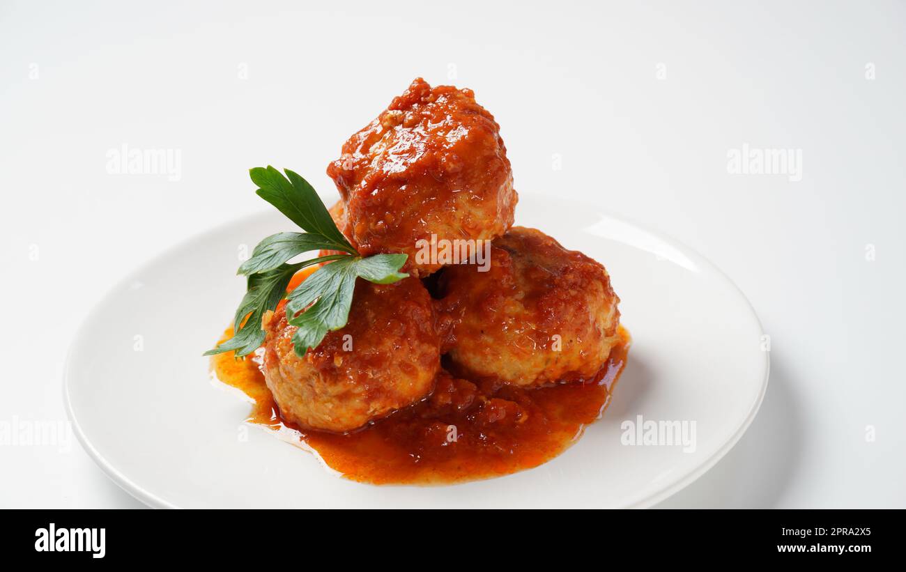 Boulettes de viande dans une sauce tomate aigre et douce aux épices Banque D'Images