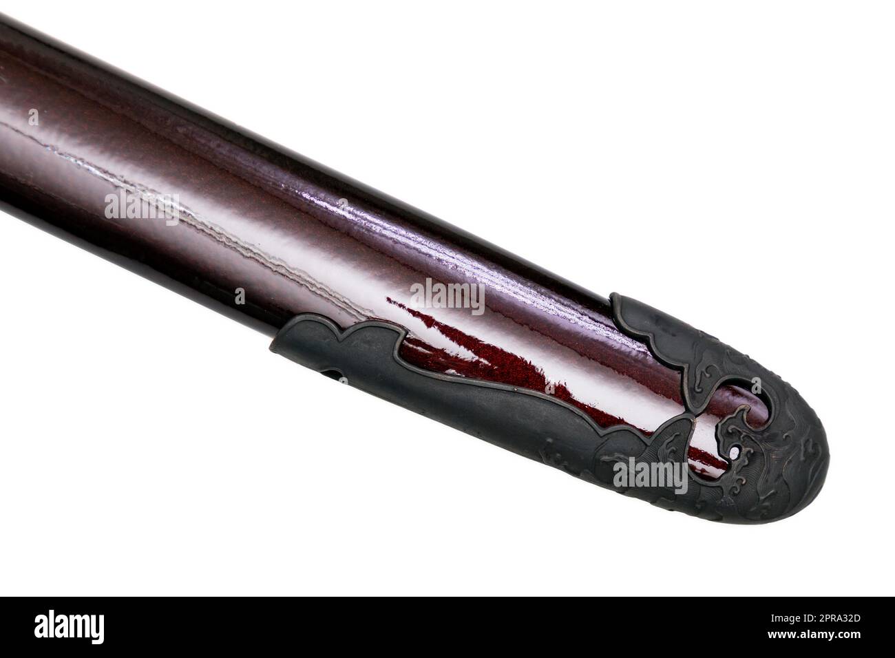 'Kojiri' est la fin du fourreau de l'épée japonaise ou la protection à l'extrémité du fourreau. Normalement fait par l'avertisseur sonore mais dans cette image est métal. Isolé sur fond blanc. Banque D'Images