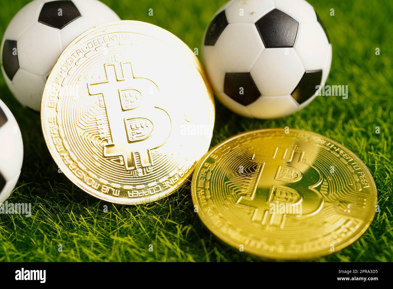 Bitcoin d'or avec ballon de football ou de football, crypto-monnaie utilisée dans les Paris sportifs en ligne. Banque D'Images