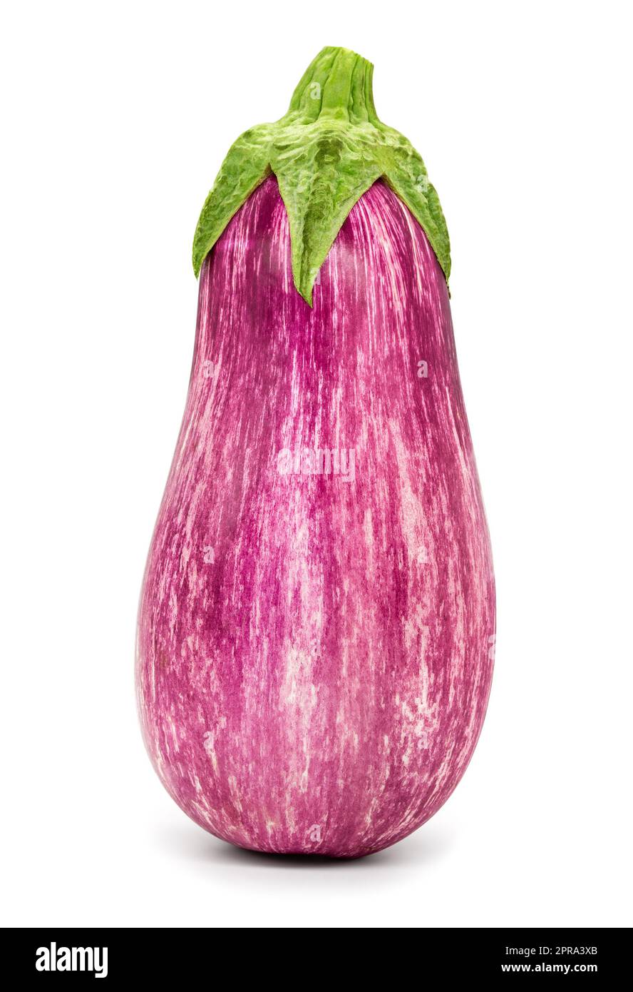 Une aubergine rayée brute sur fond blanc. Banque D'Images