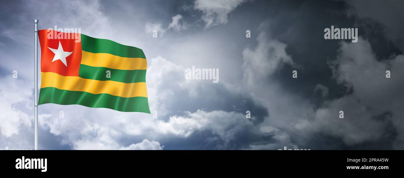 Drapeau du Togo sur un ciel nuageux Banque D'Images
