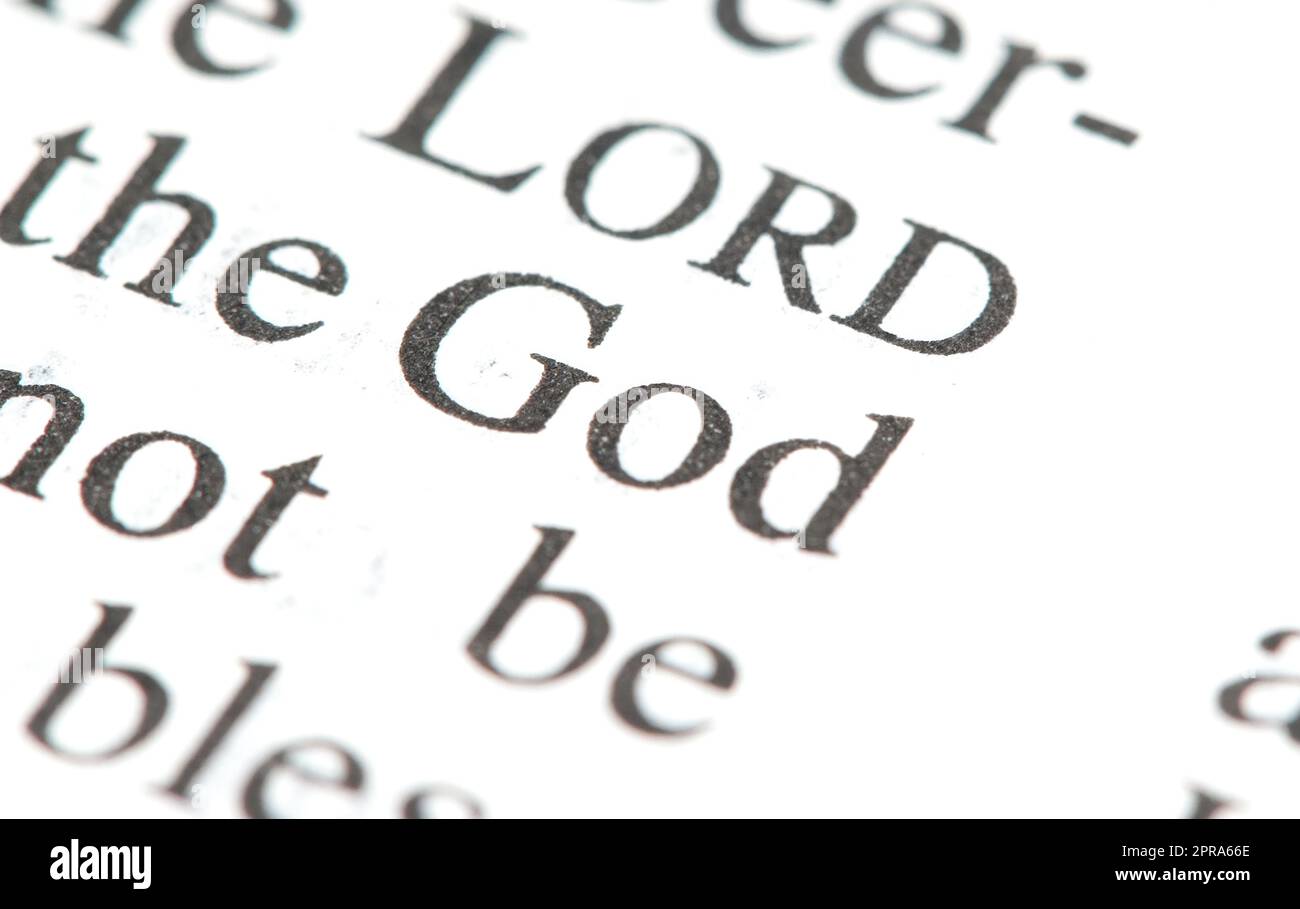 Mot 'Dieu' sur une page dans un livre, un mot macro détail gros plan, zoom tourné, personne Dieu, divinité, sacrum concept abstrait simple, spiritualité, religion Banque D'Images