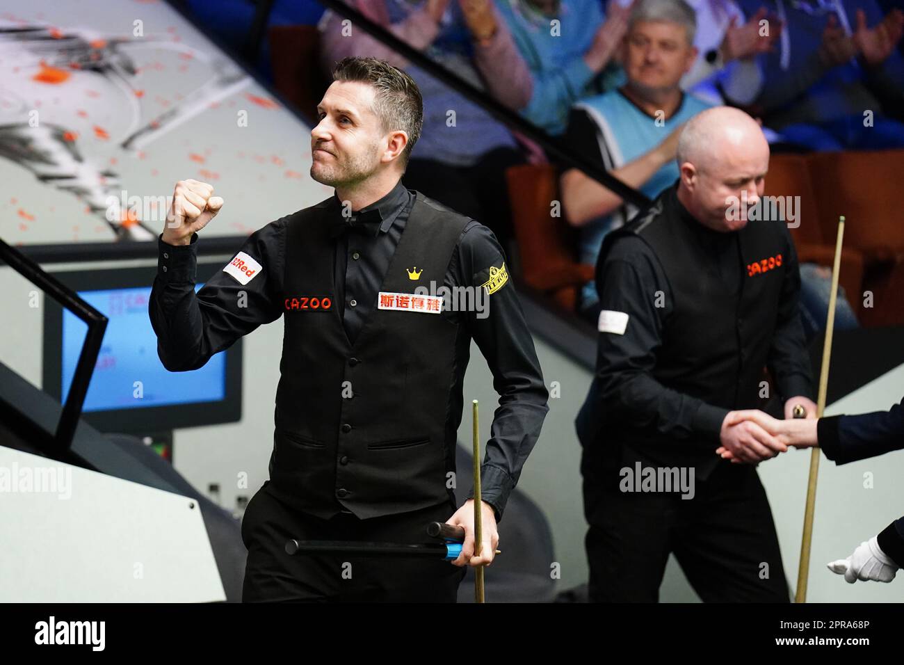 Mark Selby célèbre après avoir vaincu John Higgins (à droite) le douze jour du Championnat du monde de Snooker de Cazoo au Crucible Theatre, Sheffield. Date de la photo: Mercredi 26 avril 2023. Banque D'Images