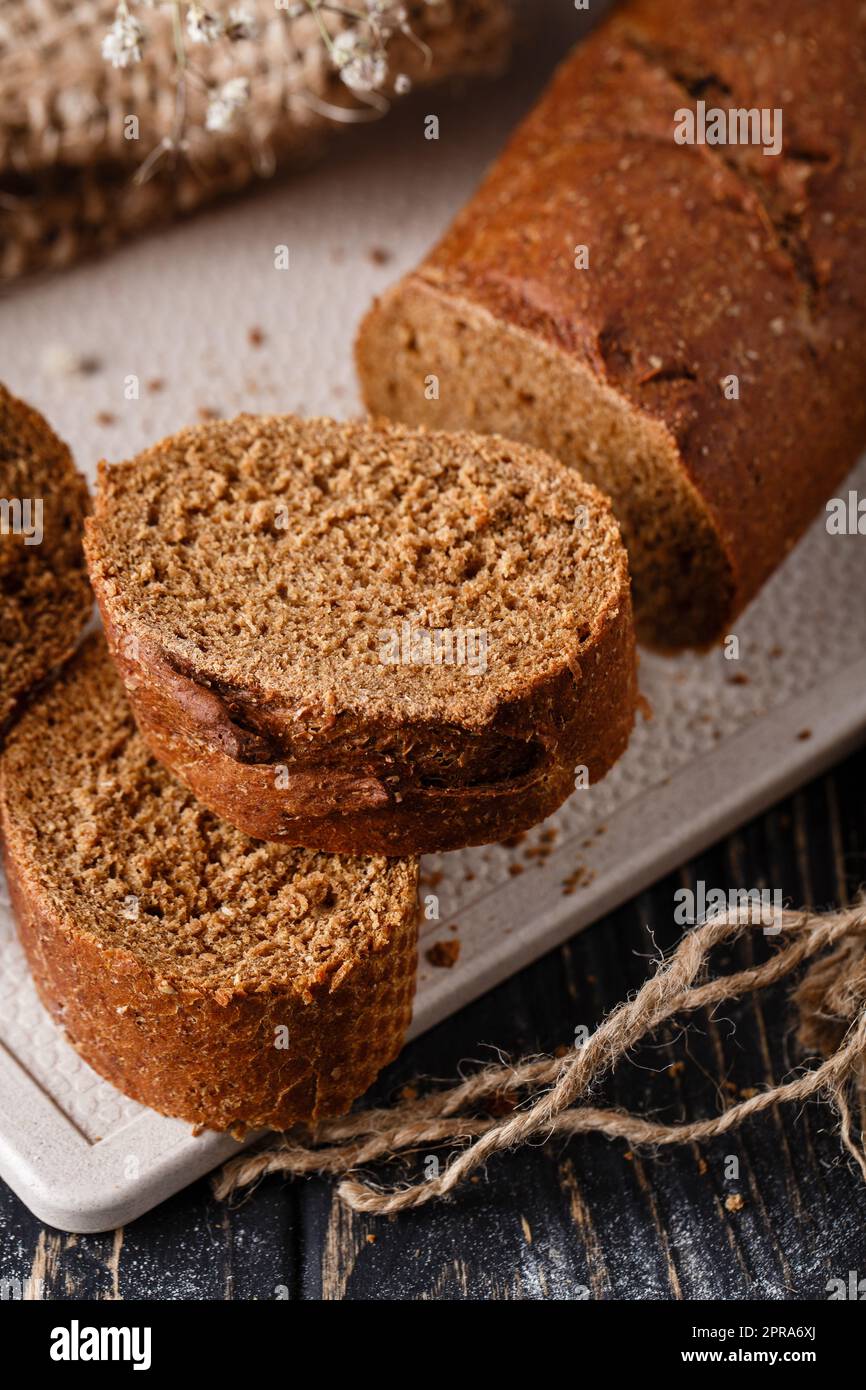 Tranches de pain brun traditionnel fraîchement cuit avec croûte croustillante. Banque D'Images