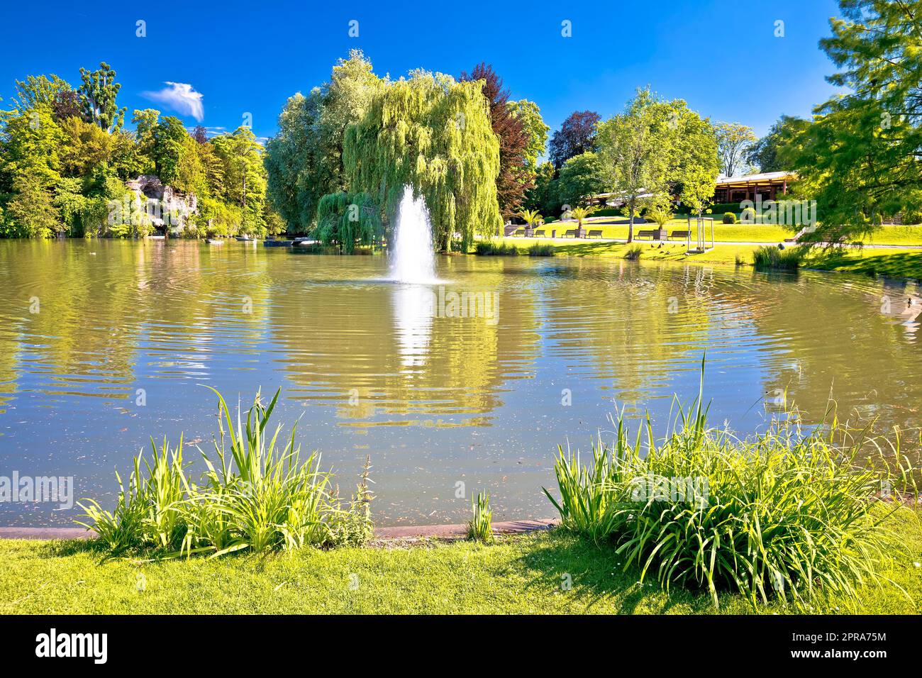 Vue sur le parc de la Orangerie et le lac pittoresque de Strasbourg Banque D'Images