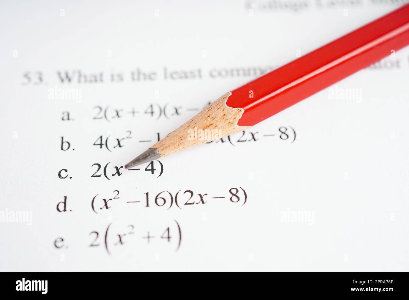Crayon sur le papier de test d'exercice de formule mathématique dans l'école d'éducation. Banque D'Images