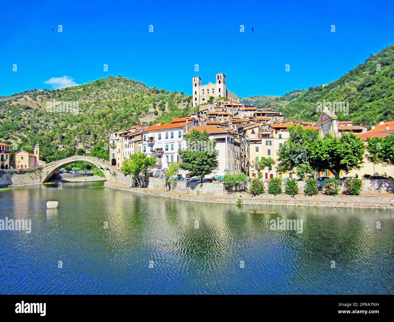 Le Château et le pont de Dolceacqua, Italie Banque D'Images