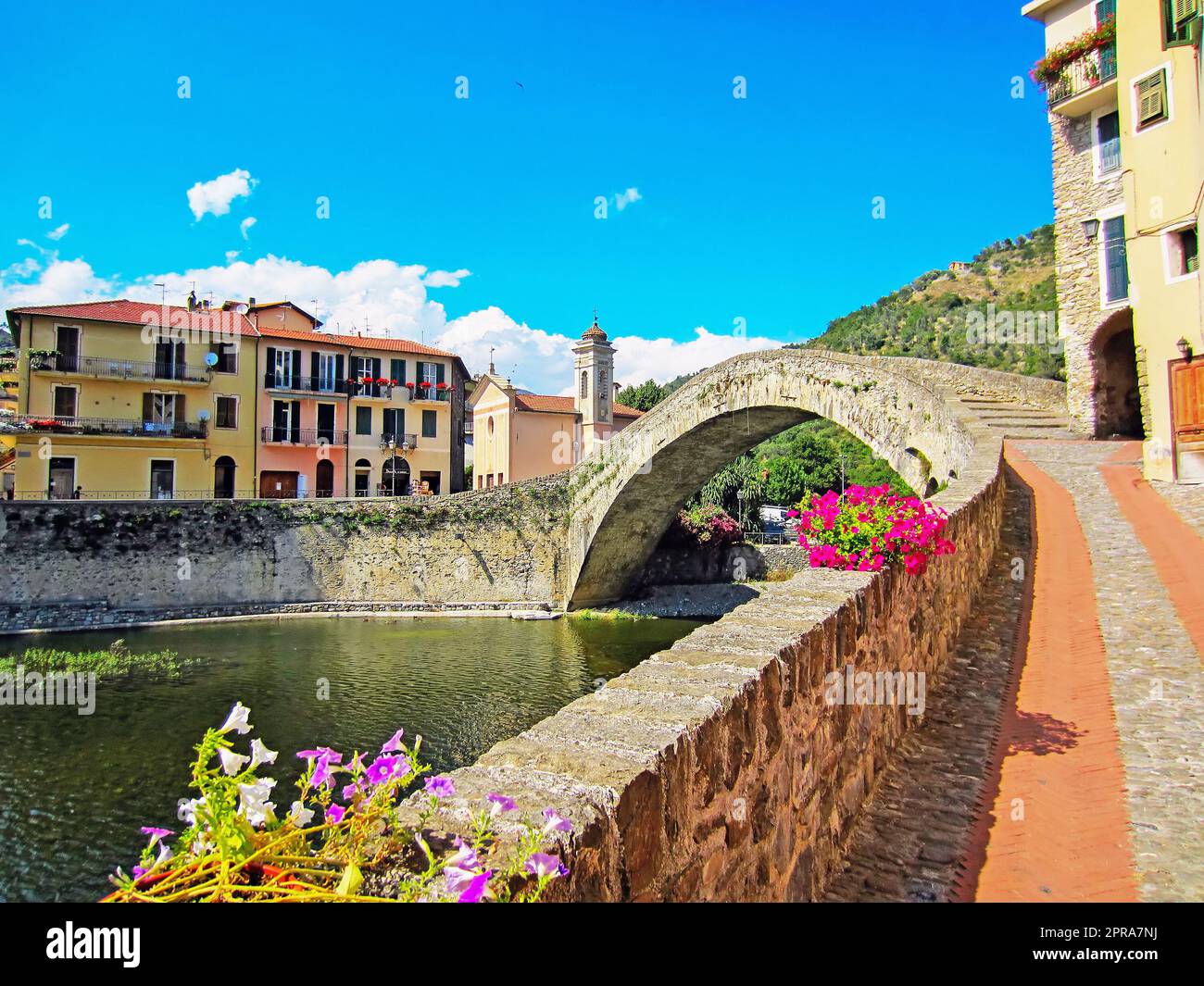 Le Pont de Dolceacqua, Italie Banque D'Images