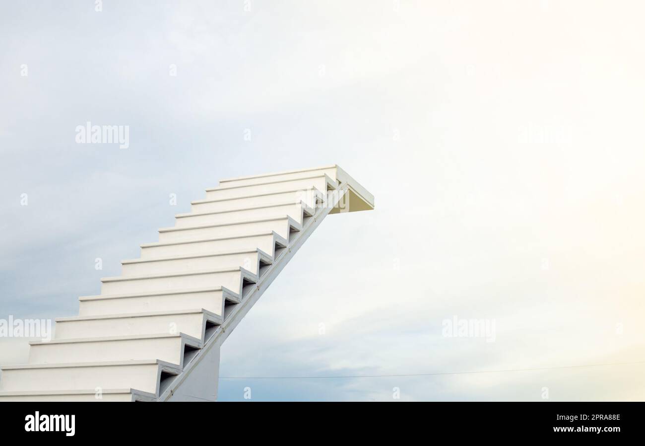 Un escalier blanc s'étend jusqu'à l'horizon. Cela signifie être le succès ou aller au ciel. Banque D'Images