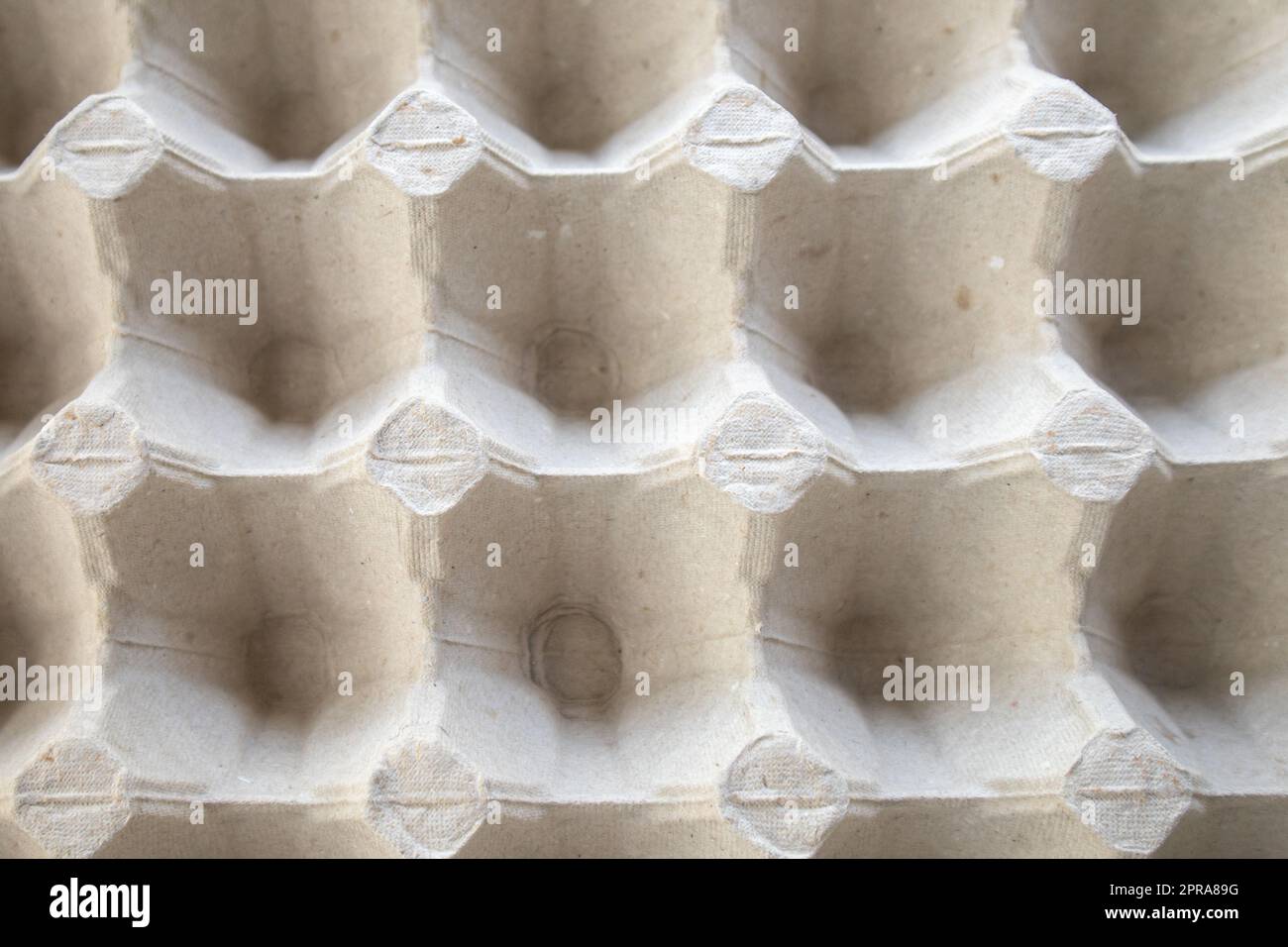 Vue de dessus d'un bac à œufs en carton vide texture de fond d'un récipient en emballage de papier biodégradable avec un motif répétitif Banque D'Images