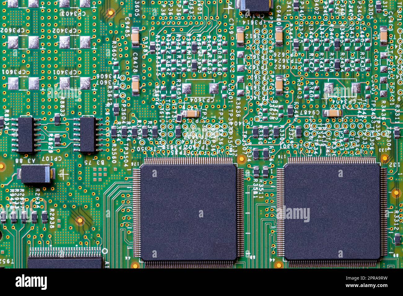Gros plan de la puce du micro-processeur sur la carte mère de l'ordinateur. Carte de circuit imprimé verte. CI. Concept de technologie de communication informatique et réseau. Technologie verte. Banque D'Images