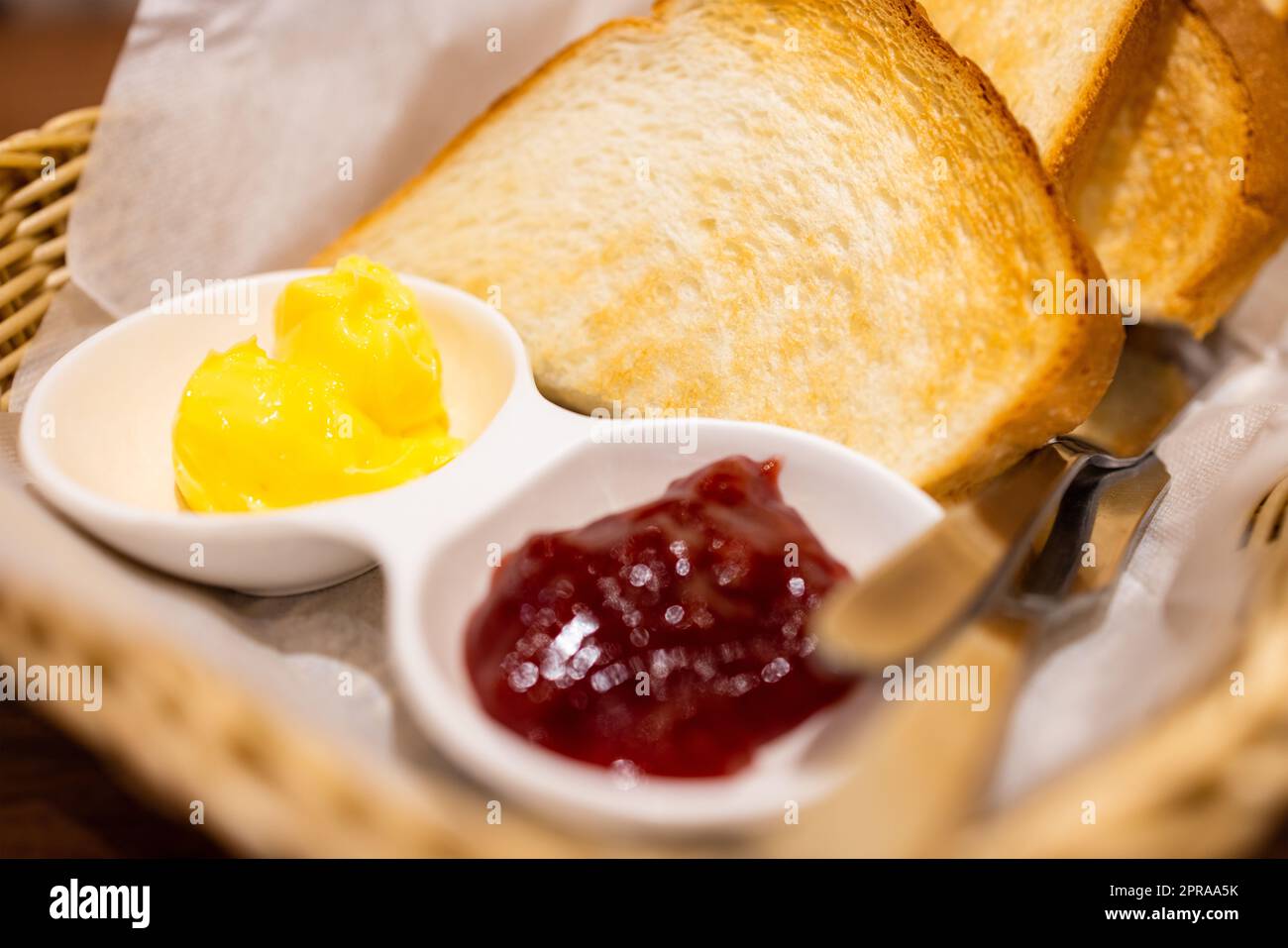 Pain grillé avec beurre et confiture de fraise Banque D'Images