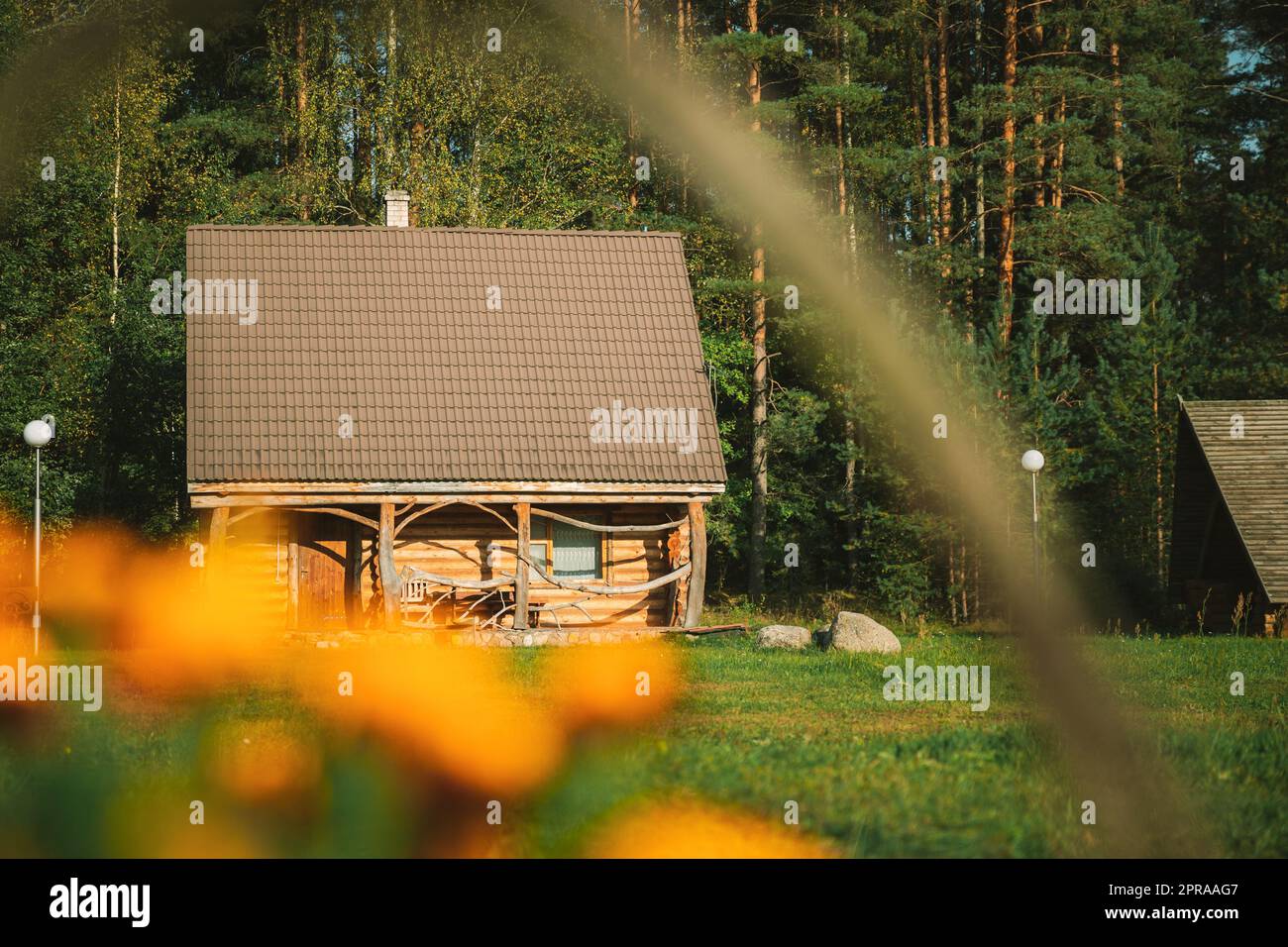 Berezinsky, Réserve de biosphère, Bélarus. Maisons d'hôtes touristiques biélorusses traditionnelles dans le paysage du début de l'automne. Lieu populaire pour le repos et l'Eco-tourisme actif en Biélorussie Banque D'Images