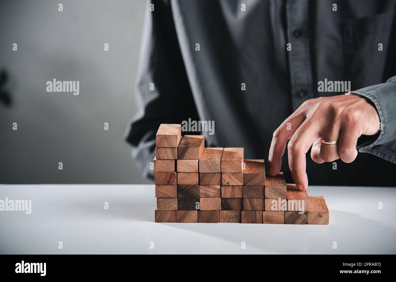 Le symbole « deux doigts d'affaires » s'affiche sur un escalier en bois pour grimper Banque D'Images